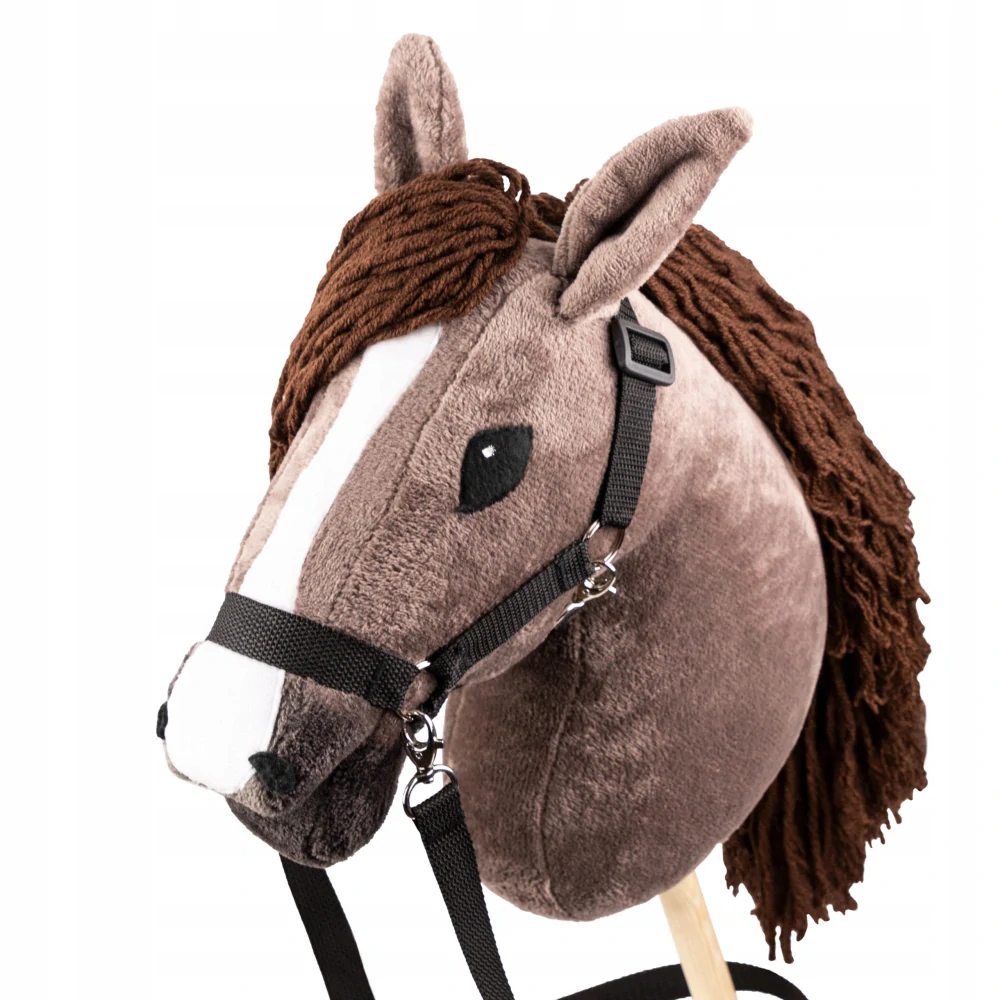 Hobby Horse Skippi A3 – hnědý kaštan koník na tyči s ohlávkou a otěžemi