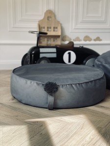 Dětský sedací tabouret s bambulkou
