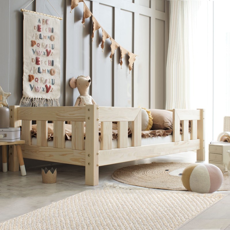 Dětská dřevěná postel klasická
