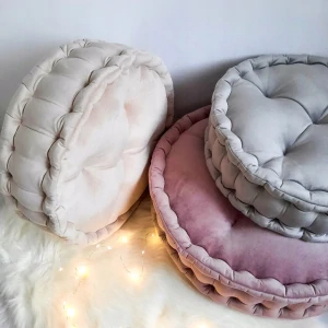Kulatý pouf ve francouzském stylu