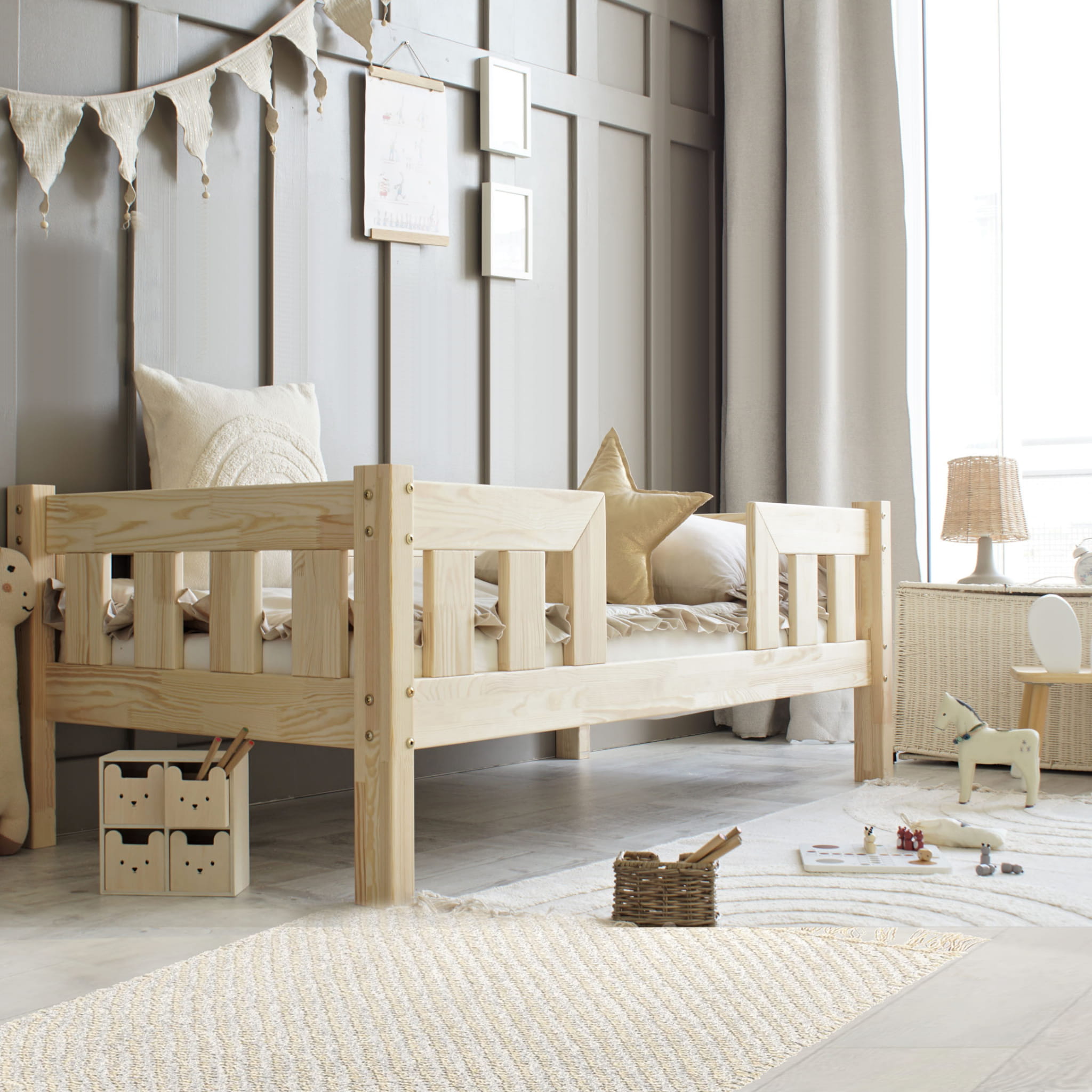 Dětská dřevěná postel klasická