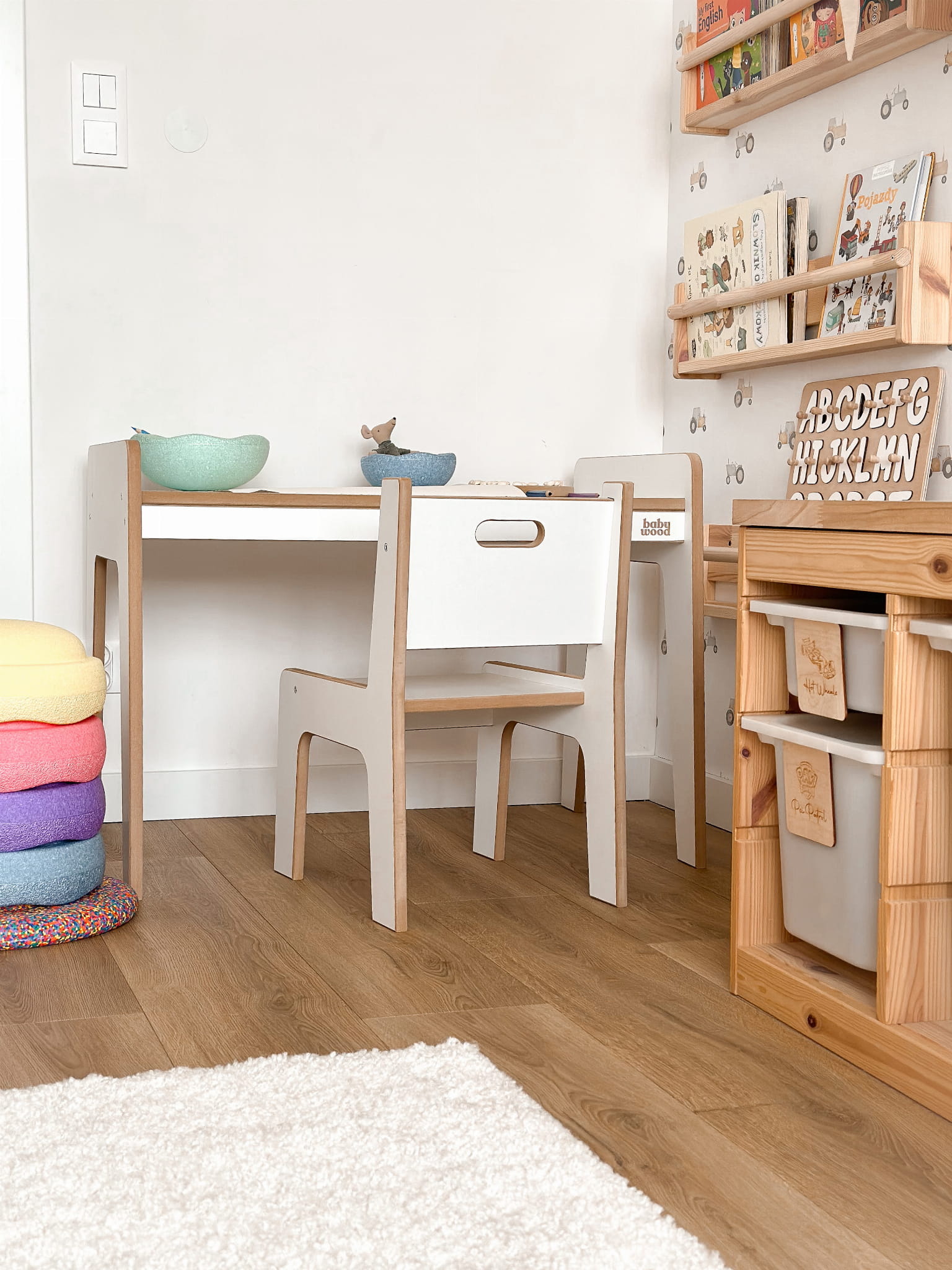 Dřevěný dětský stůl 