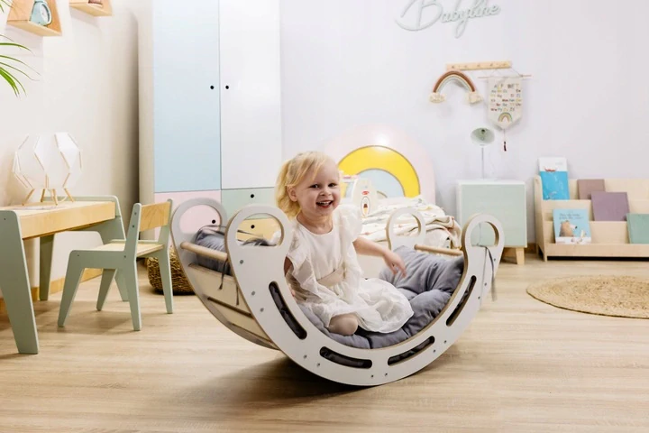 Dřevěná houpačka Babylike s polštářem - bílá 2