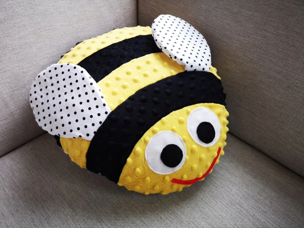 Ozdobný polštářek - včelička