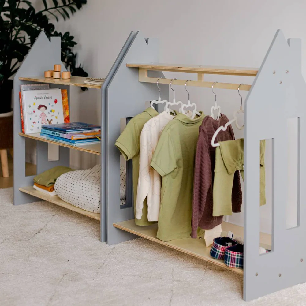 Police ve tvaru domečku