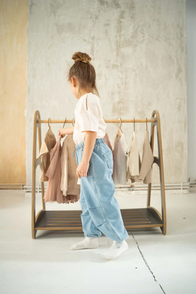 Montessori šatní skříň MINI - šedá + 5 dřevěných ramínek