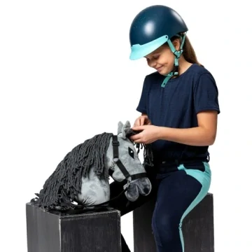 Hobby Horse Skippi A3 – bílý koník na tyči s ohlávkou a otěžemi