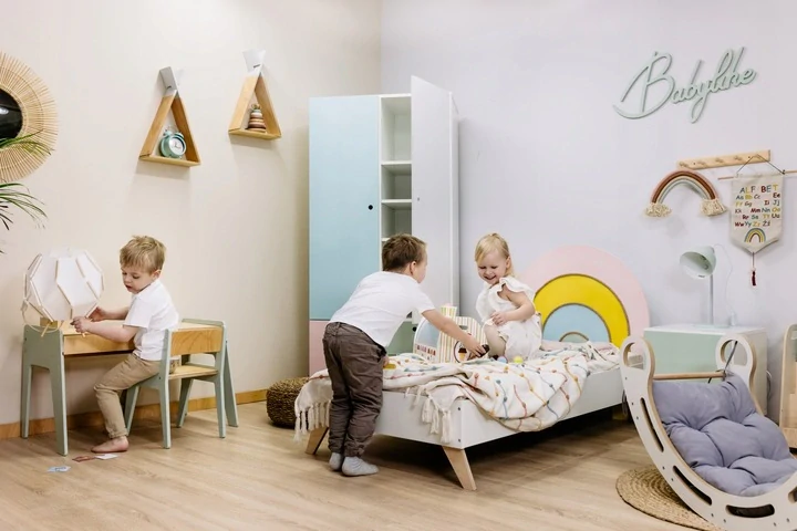 Dřevěná houpačka Babylike s polštářem - bílá 2