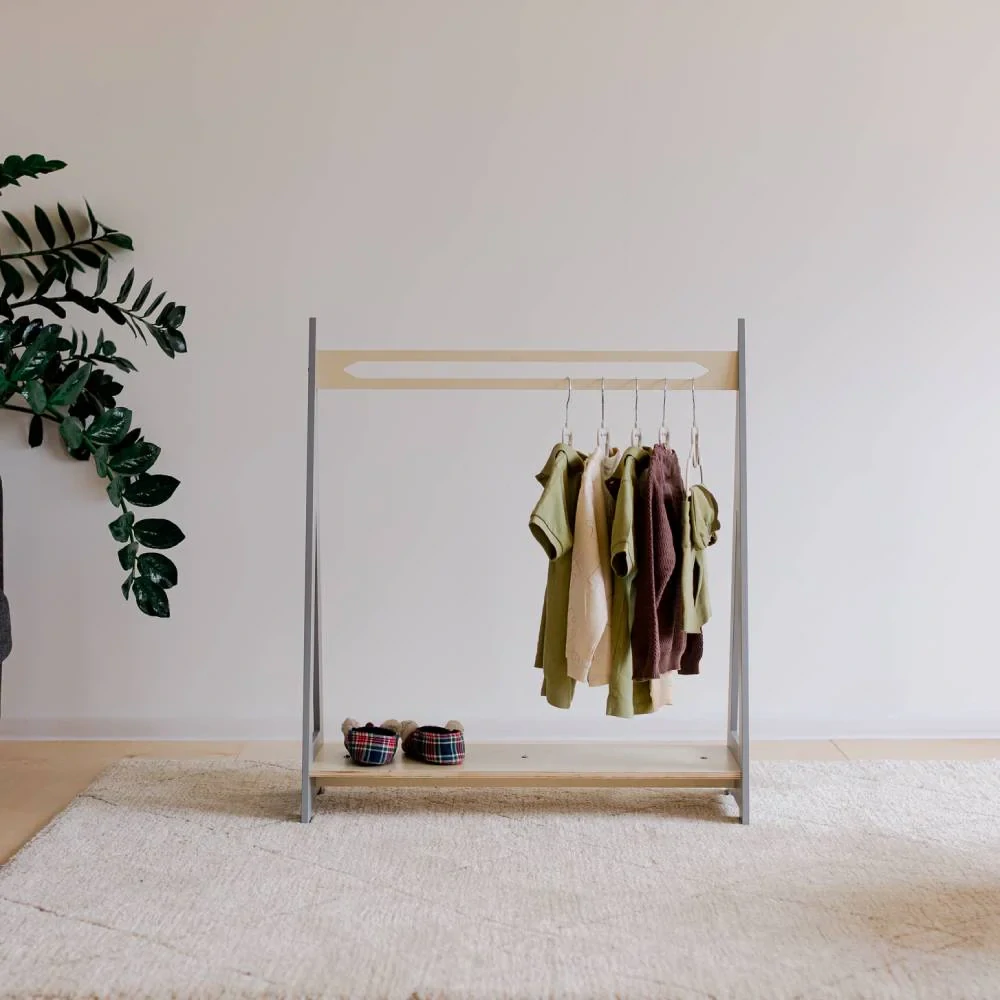 Dřevěný stojan na oblečení ve tvaru trojúhelníku