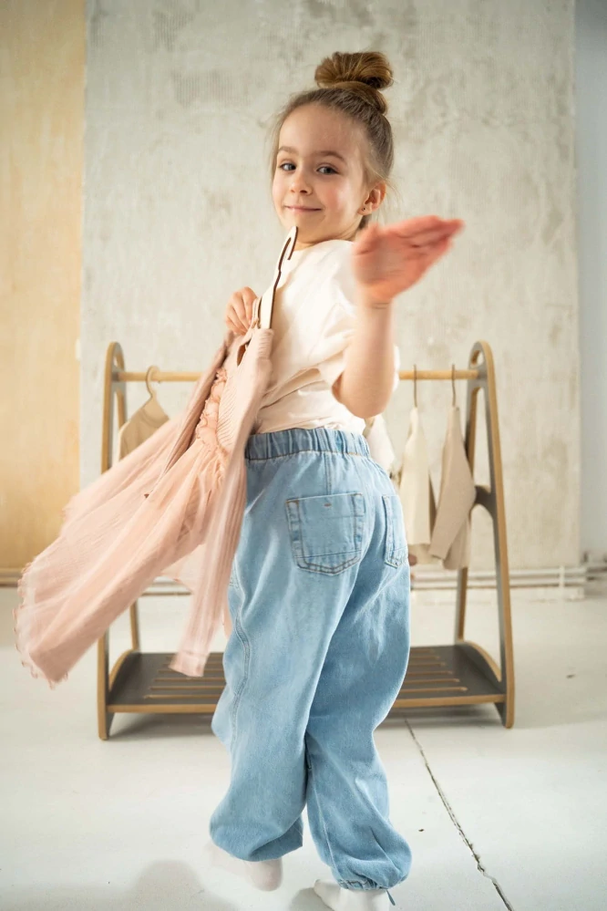 Montessori šatní skříň MINI - šedá + 5 dřevěných ramínek