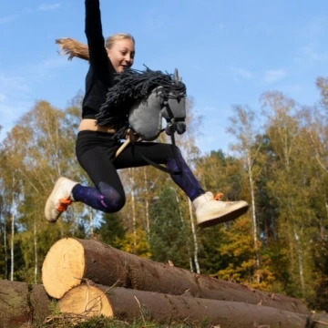 Hobby Horse Skippi A3 – bílý koník na tyči s ohlávkou a otěžemi