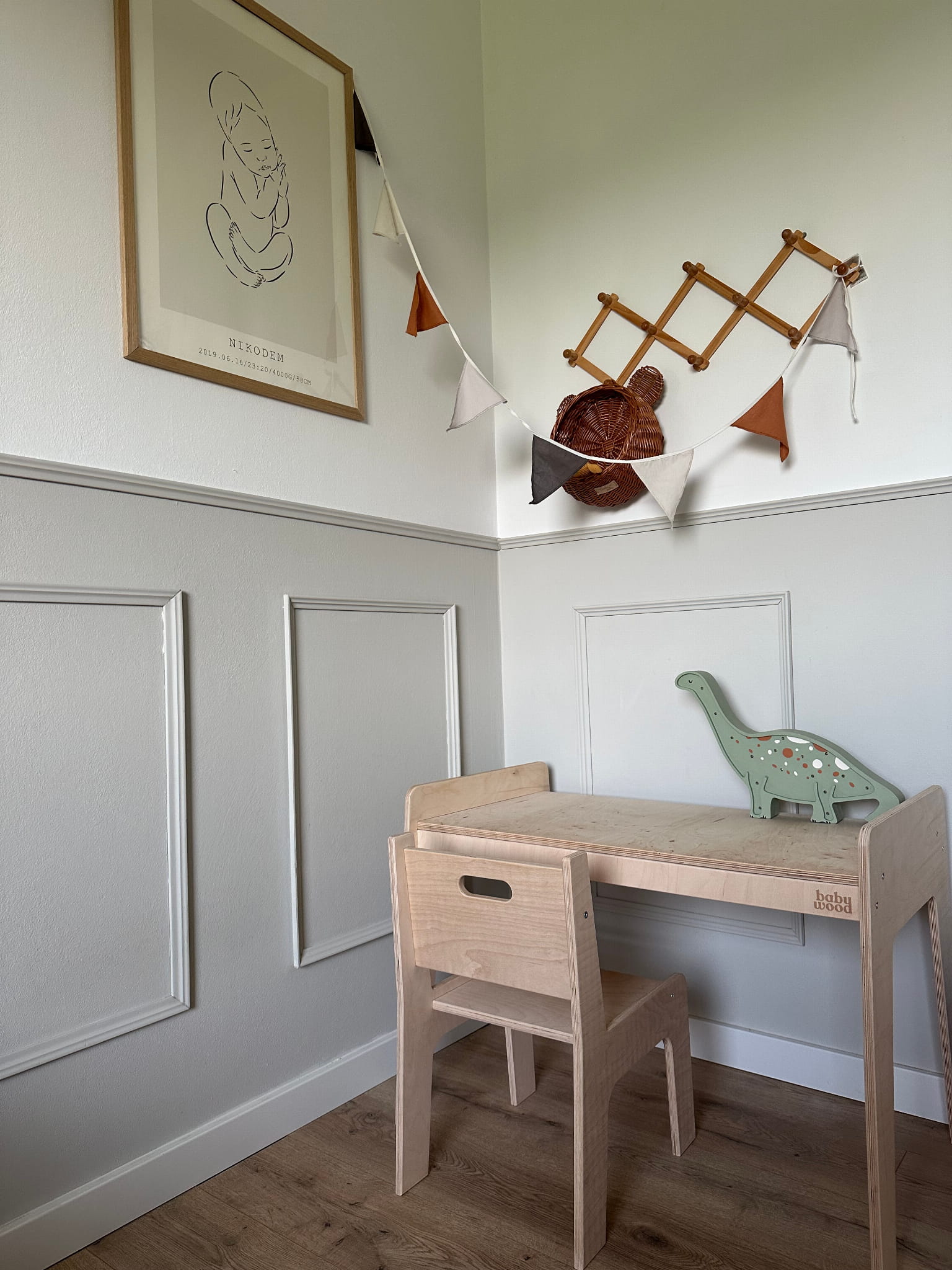 Dřevěný dětský stůl 