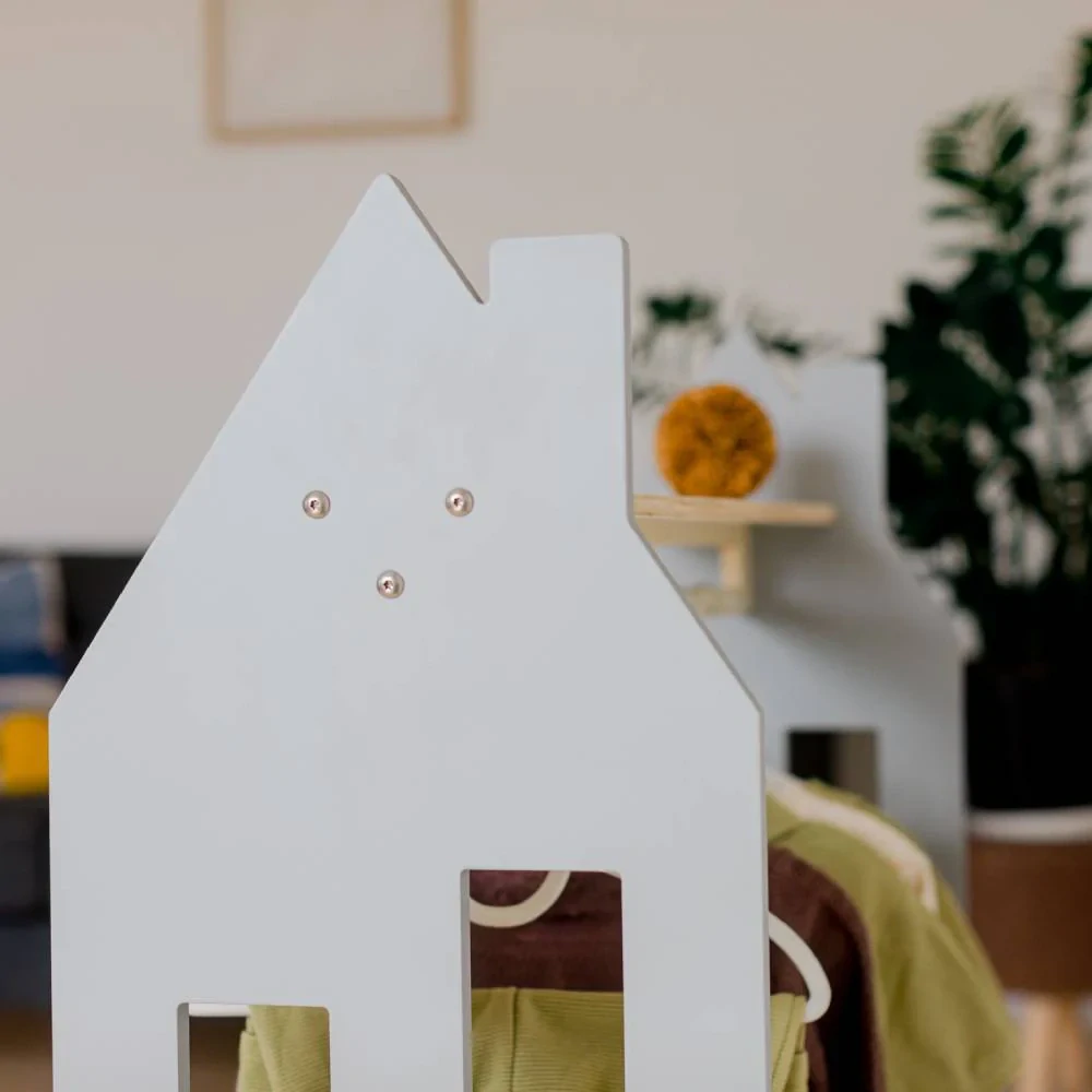 Police ve tvaru domečku