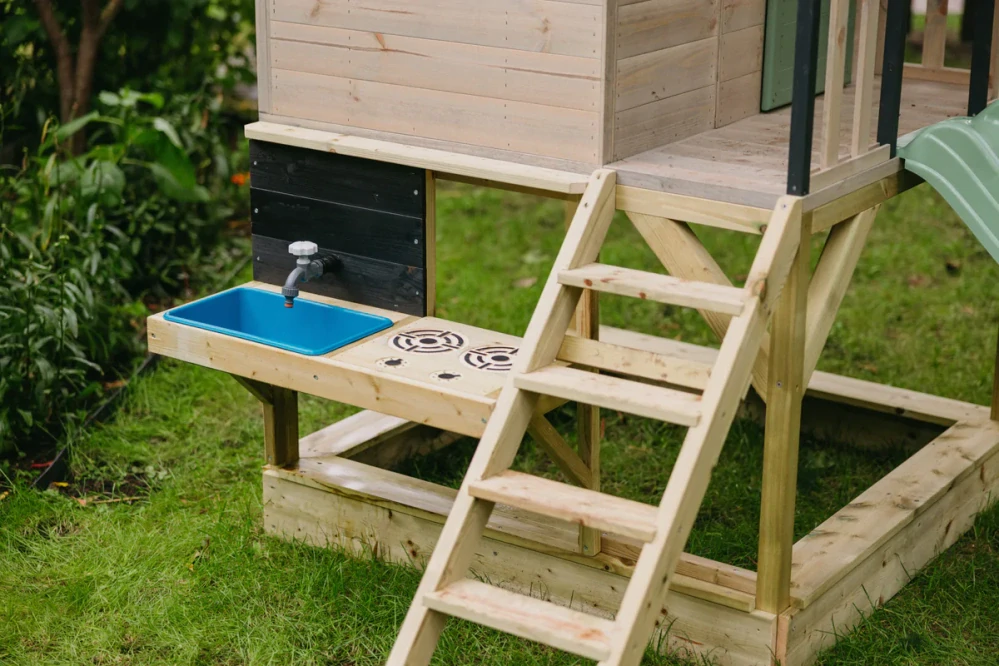 Dětský dřevěný zahradní domeček Cottage Shop - s platformou, skluzavkou a kuchynkou, pastelově zelená