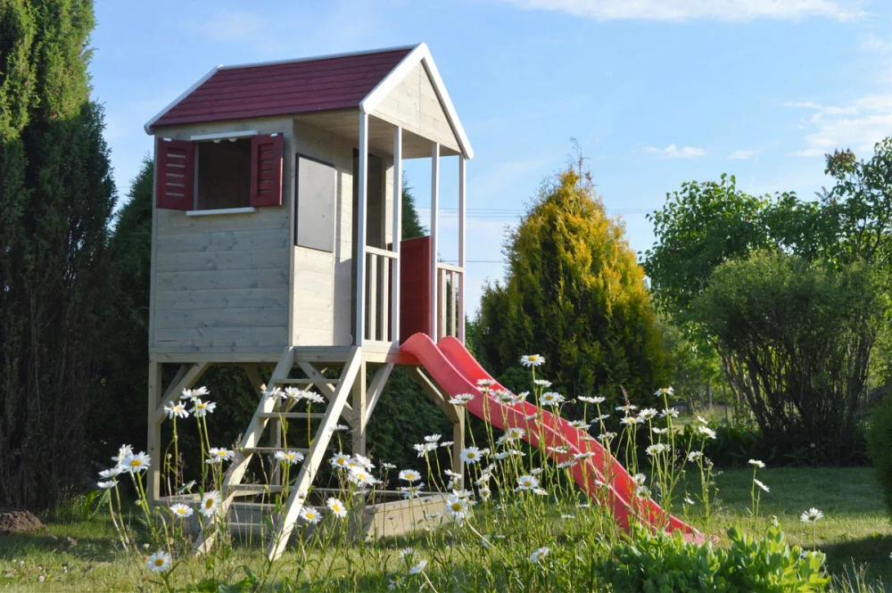 Dětský dřevěný zahradní domeček Adventure - s platformou a skluzavkou, červená