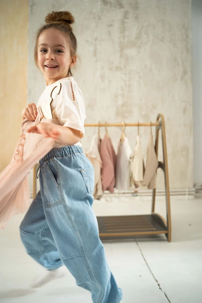 Montessori šatní skříň MINI - šedá + 5 dřevěných ramínek