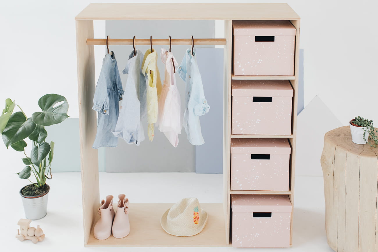 Dřevěná šatní skříň montessori pro děti 