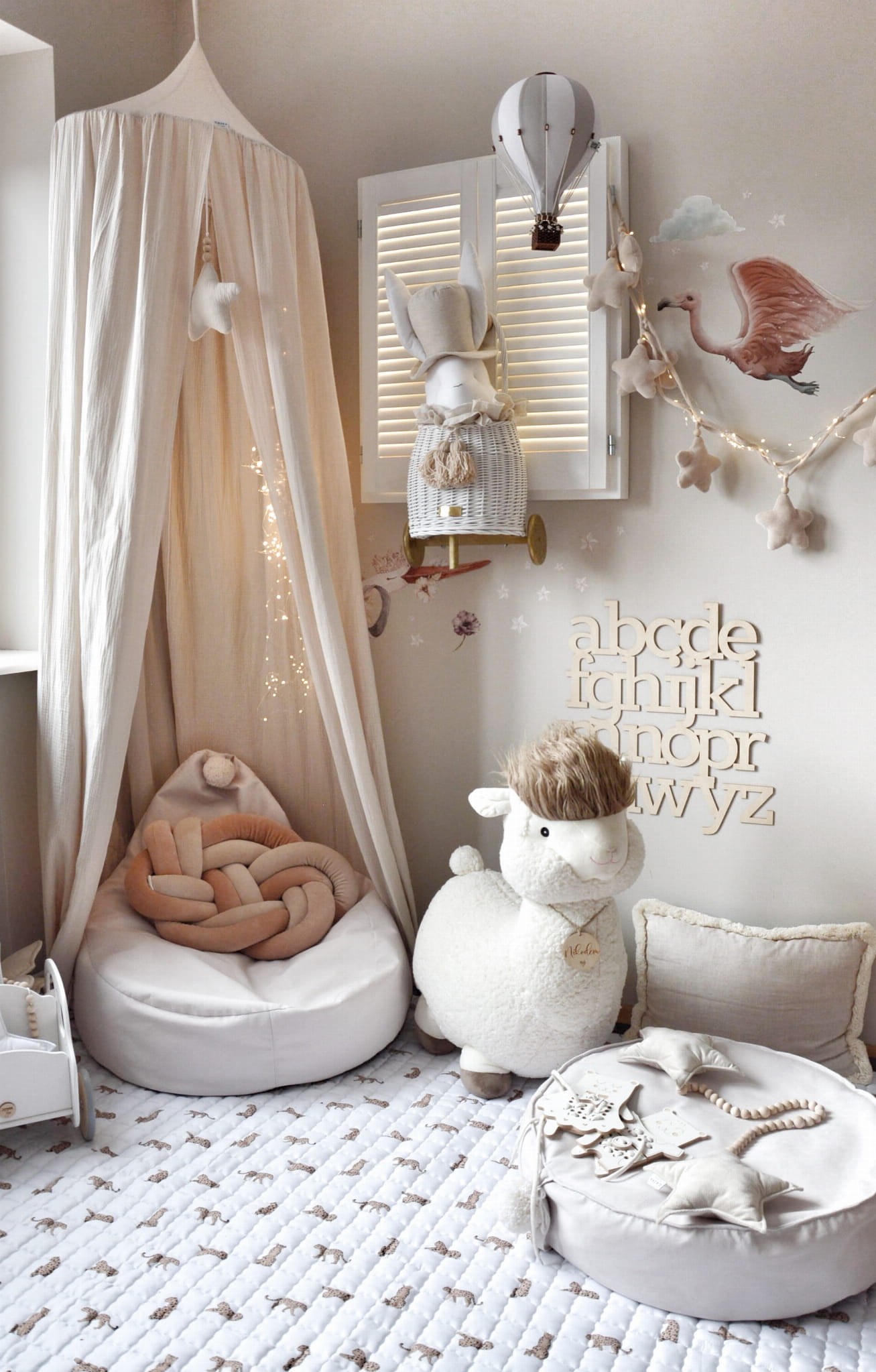 Dětský sedací tabouret s bambulkou