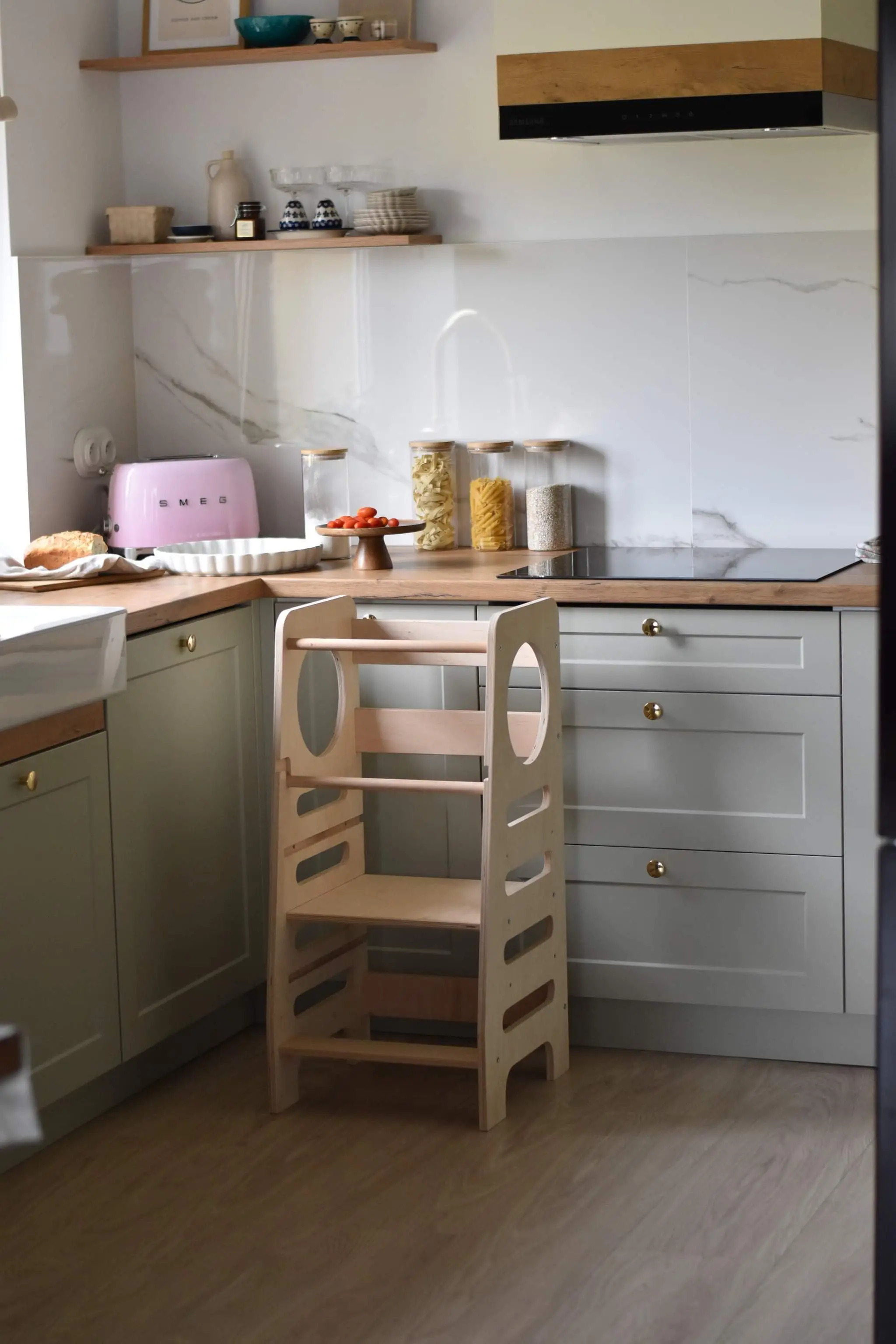 Montessori učící věž / Kitchen Helper - různé barvy