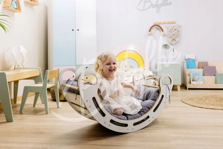 Dřevěná houpačka Babylike s polštářem - bílá 2