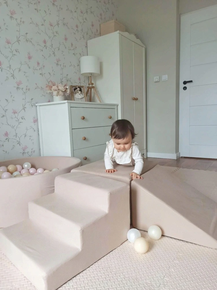 Pěnová hrací sestava s bazénkem 30x90 cm + 200 míčků - beránek šedá