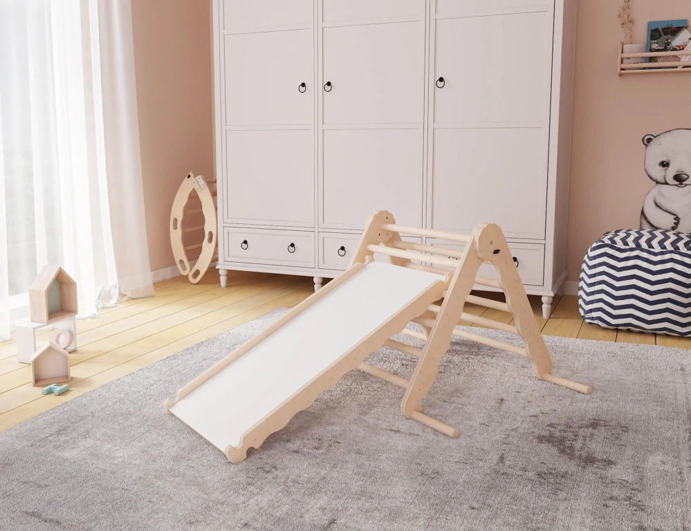 Moderní Pickler Triangle prolézačka M se skluzavkou - přírodní, úchyty pastelové