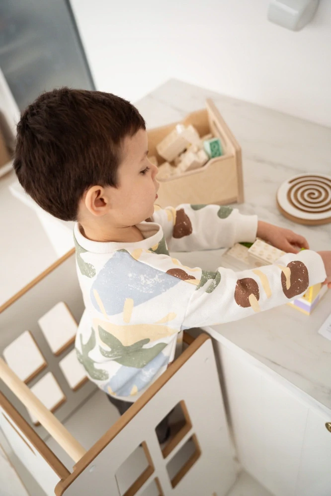 Montessori učicí věž EXTRA SAFE – nastavitelná, bílá