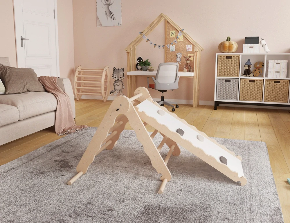 Moderní Pickler Triangle prolézačka M se skluzavkou - přírodní, úchyty pastelové