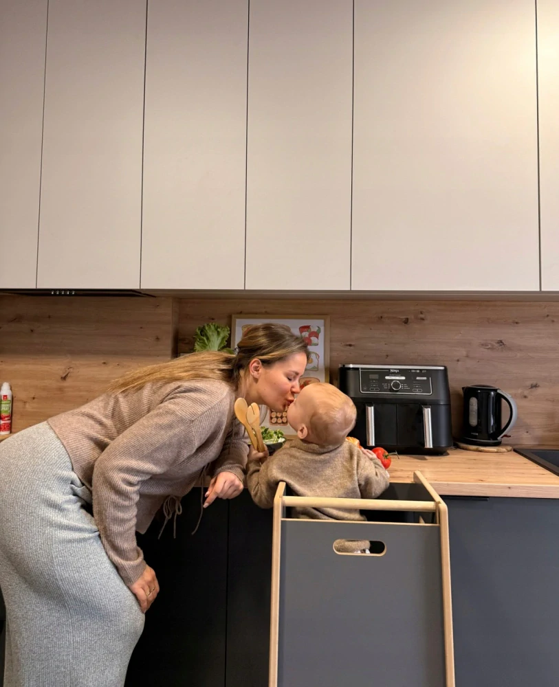 Montessori učicí věž EXTRA SAFE – nastavitelná, šedá