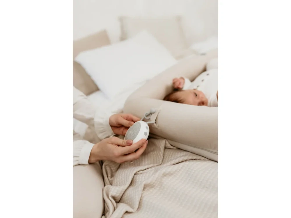 Přenosný bílý šum se zvuky deště, přírody a tlukotu srdce Sleepee
