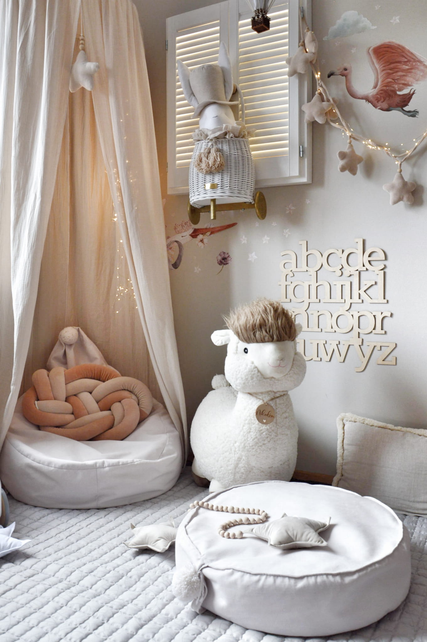 Dětský sedací tabouret s bambulkou