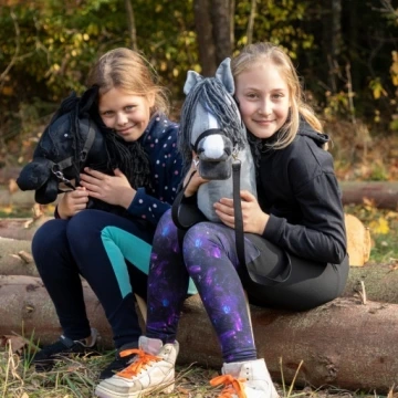 Hobby Horse Skippi A3 – bílý koník na tyči s ohlávkou a otěžemi