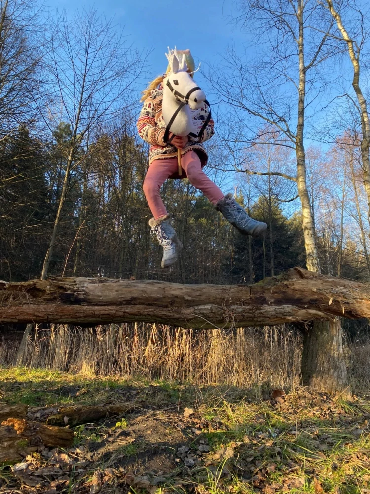 Hobby Horse Skippi A3 – bílý koník na tyči s ohlávkou a otěžemi