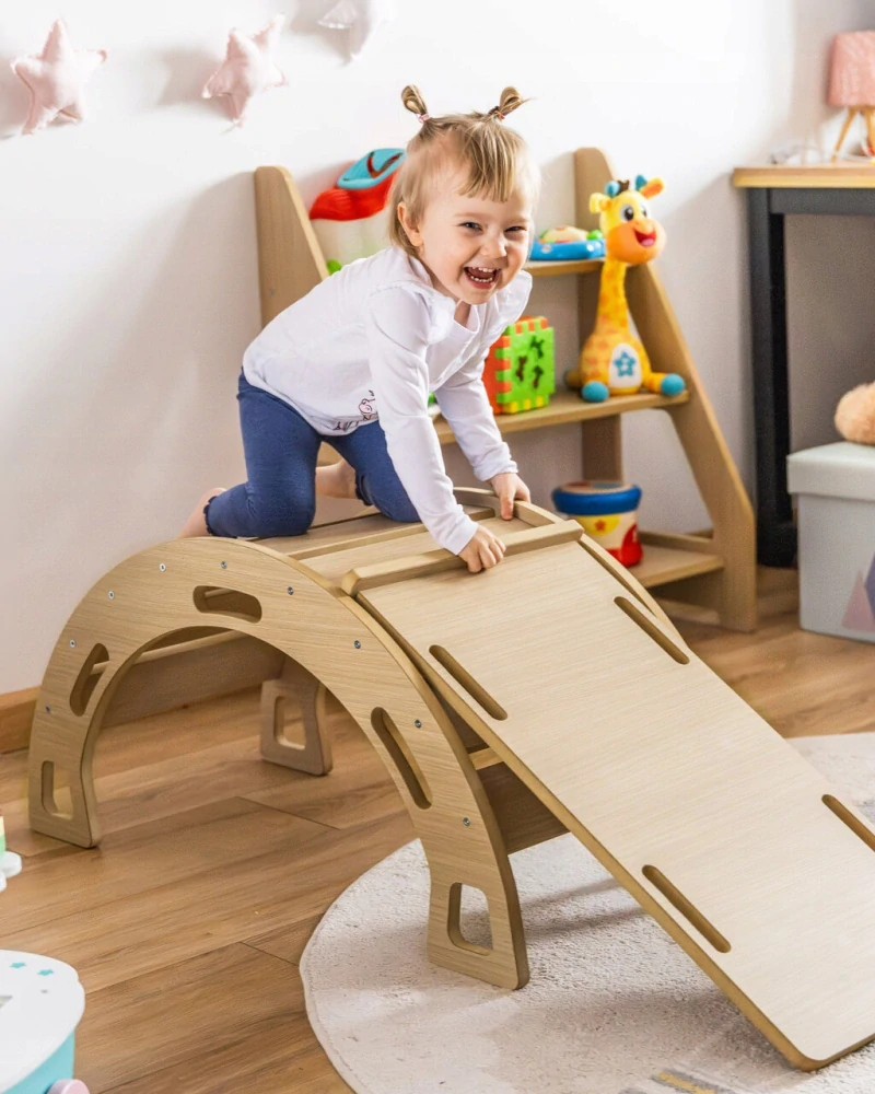 Montessori dřevěná houpačka 3v1 se skluzavkou, lezeckou stěnou a polštářem – bílá, polštář růžový