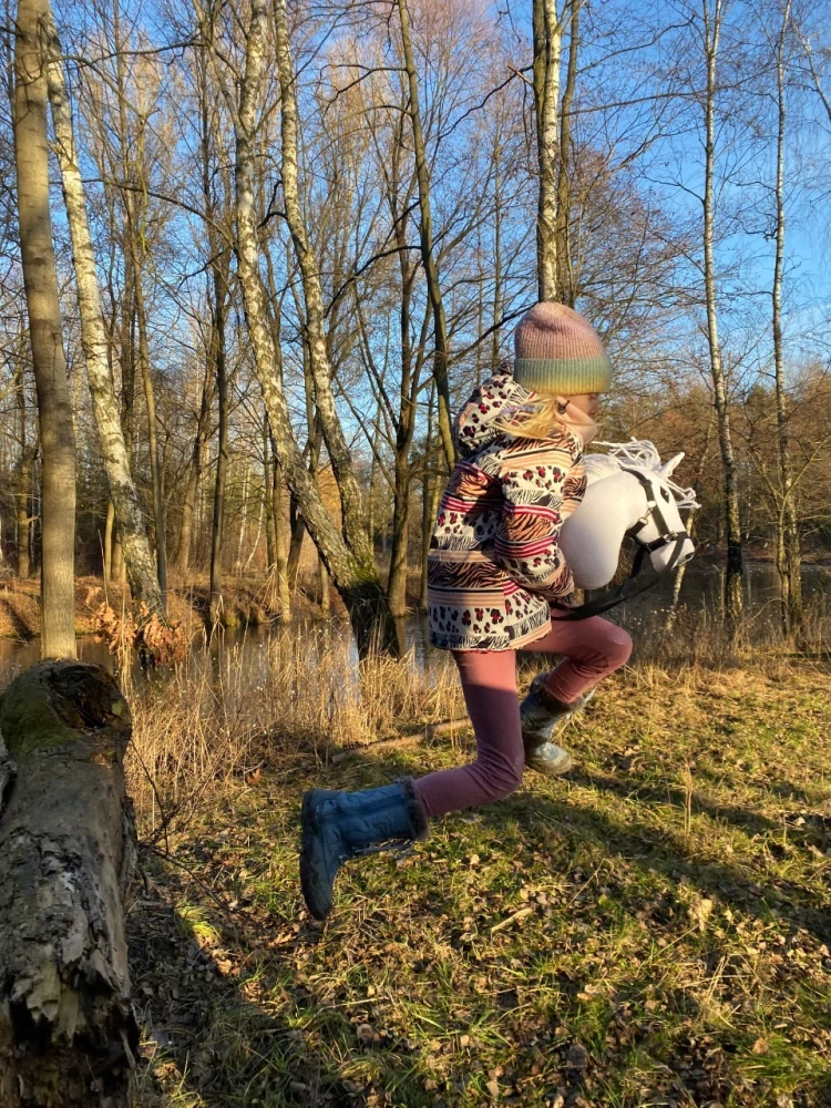 Hobby Horse Skippi A3 – bílý koník na tyči s ohlávkou a otěžemi